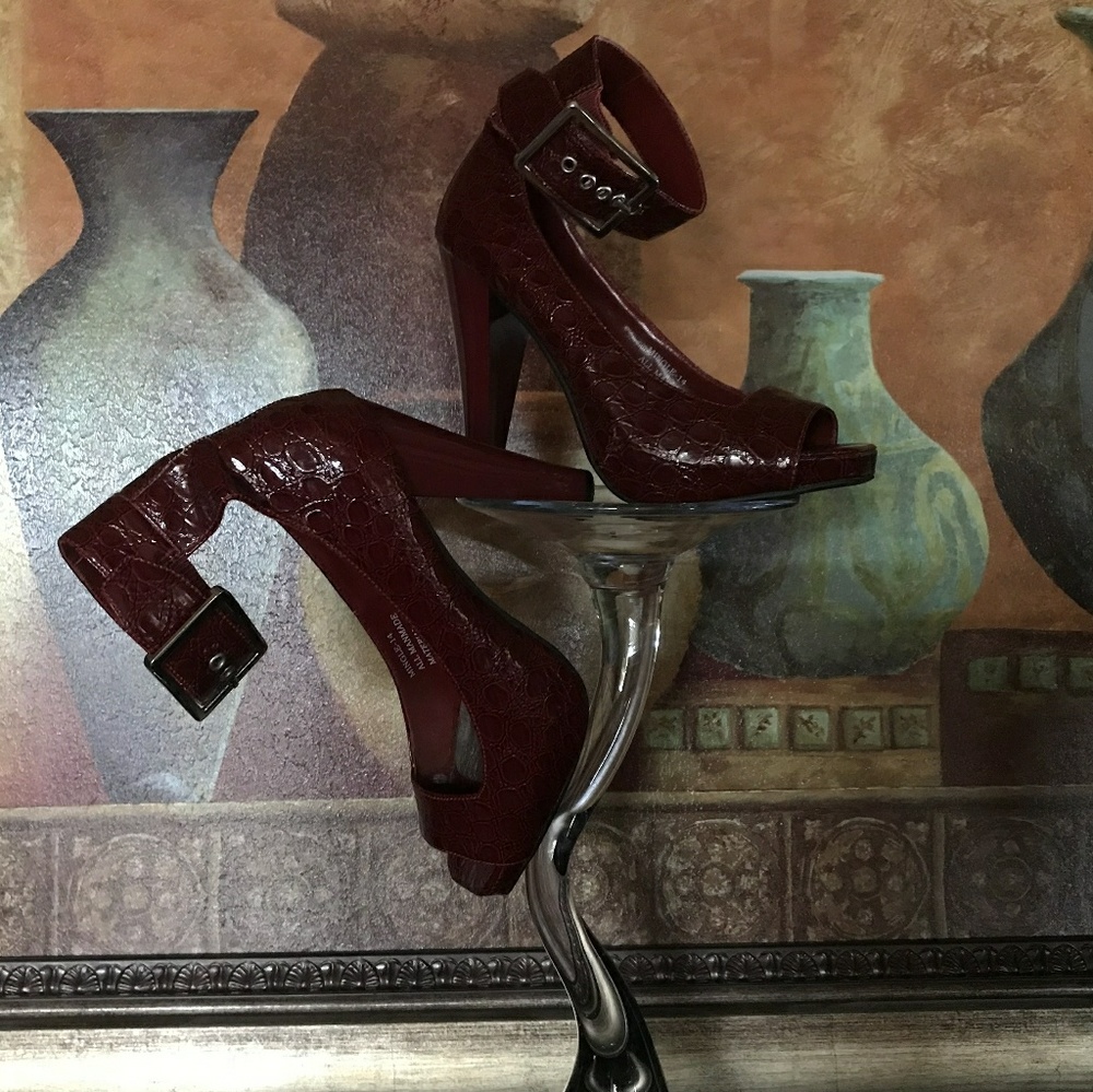 NEW RED 👠 HEELS - Picture 2 of 8